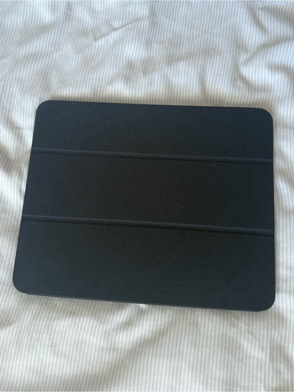 Spigen : iPad Pro 11-inch Case Black Slim Magnetic Tablet Cover - Tri-Fold Folio